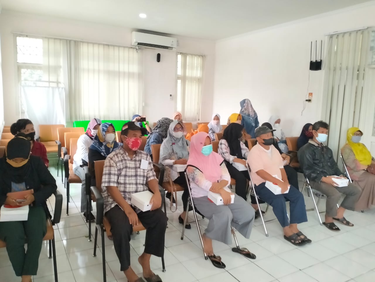 Sosialisasi kesehatan jiwa masyarakat di puskesmas poris plawad
