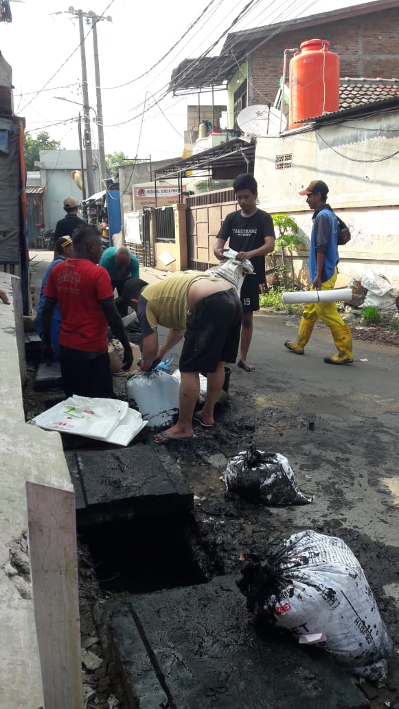 Pembersihan Sal. Air/Drainase di RT. 001-002 RW. 09 Kelurahan Cipondoh Makmur