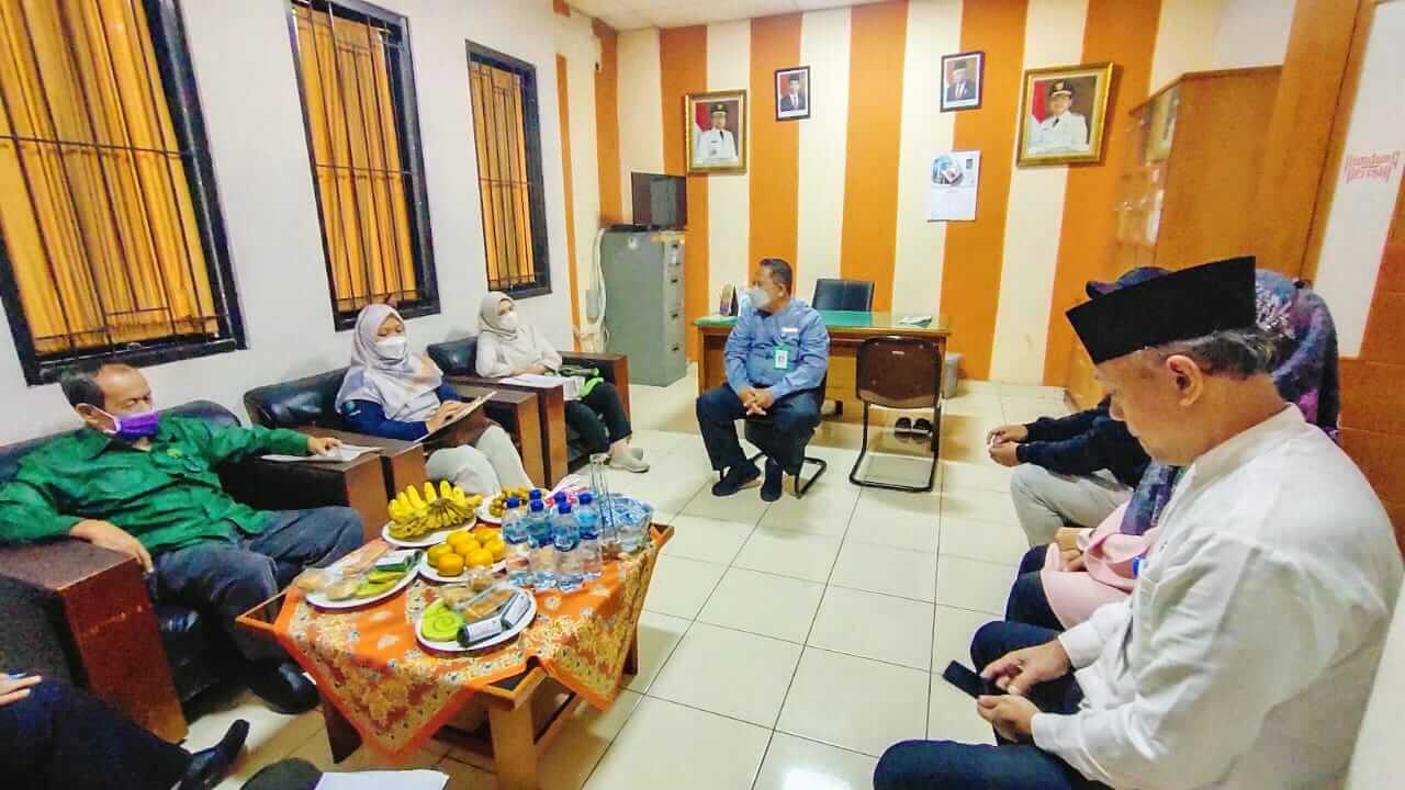 Tim Verifikasi dari FKTS tingkat Kota Tangerangmenilai kebersihan dan keindahan Kantor Kelurahan Poris Plawad Utara 