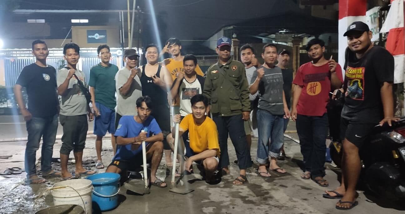 Warga Rw.003 Kelurahan Poris Plawad Utara Melaksanakan kerja bakti pada malam Hari