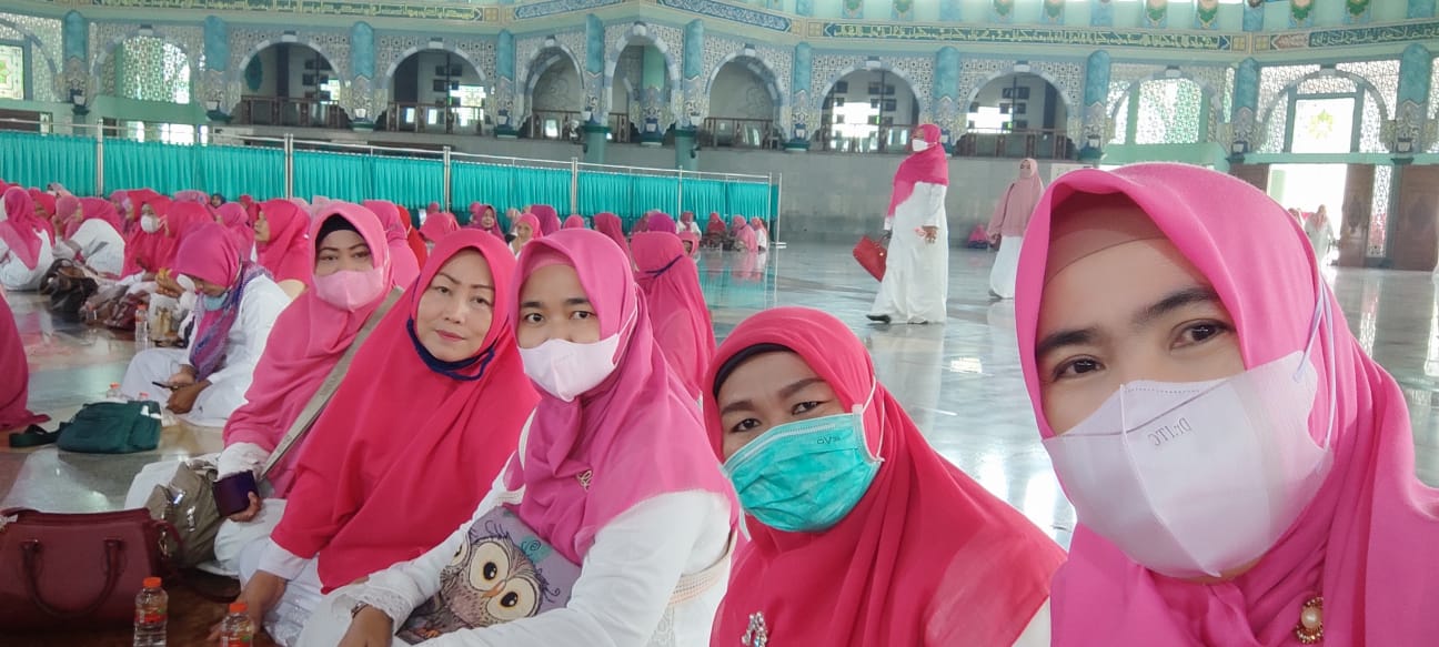 Ibu Lurah Bersama kader PKK menghadirin  pengajian bulanan Format 
