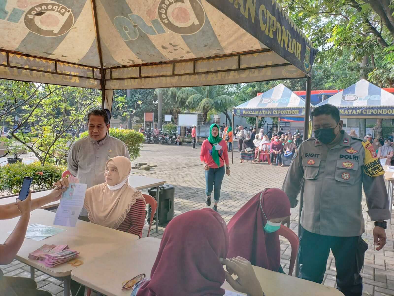 Pendistribusian Bantuan Lansung Tunai Tahap I Kantor Halaman Kelurahan Poris Plawad Utara