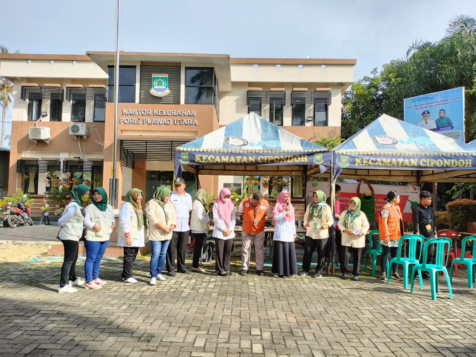 Penyaluran Bantuan Langsung Tunai ( BLT) di Halaman Kantor Kelurahan Poris Plawad Utara 