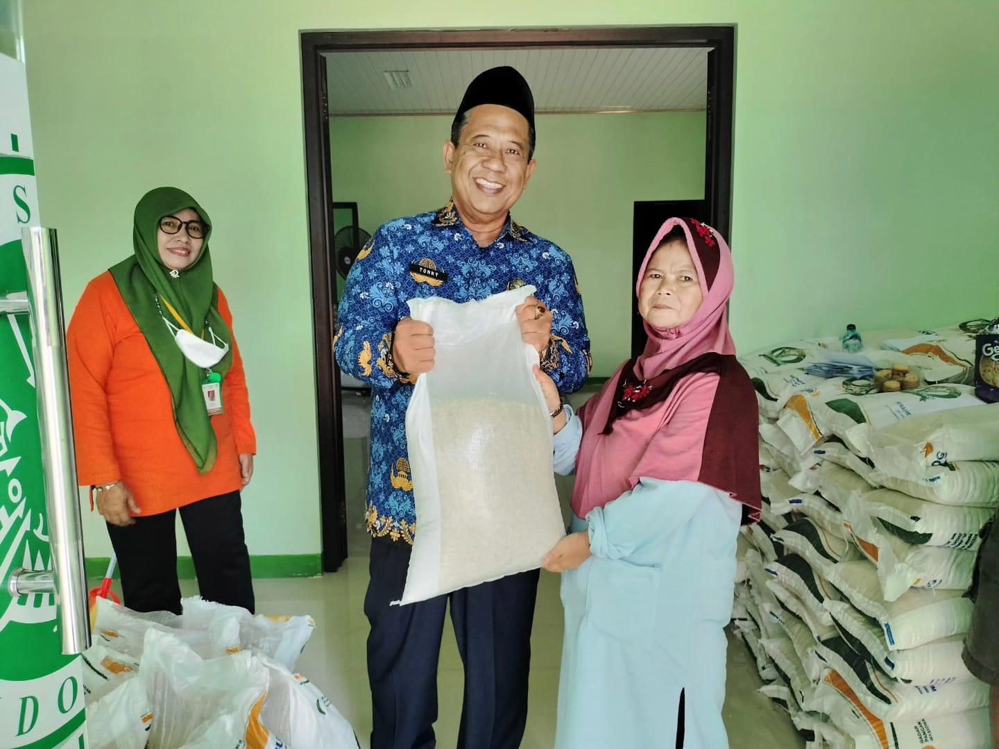 memberikan bantuan sosial beras Poris Plawad Utara 