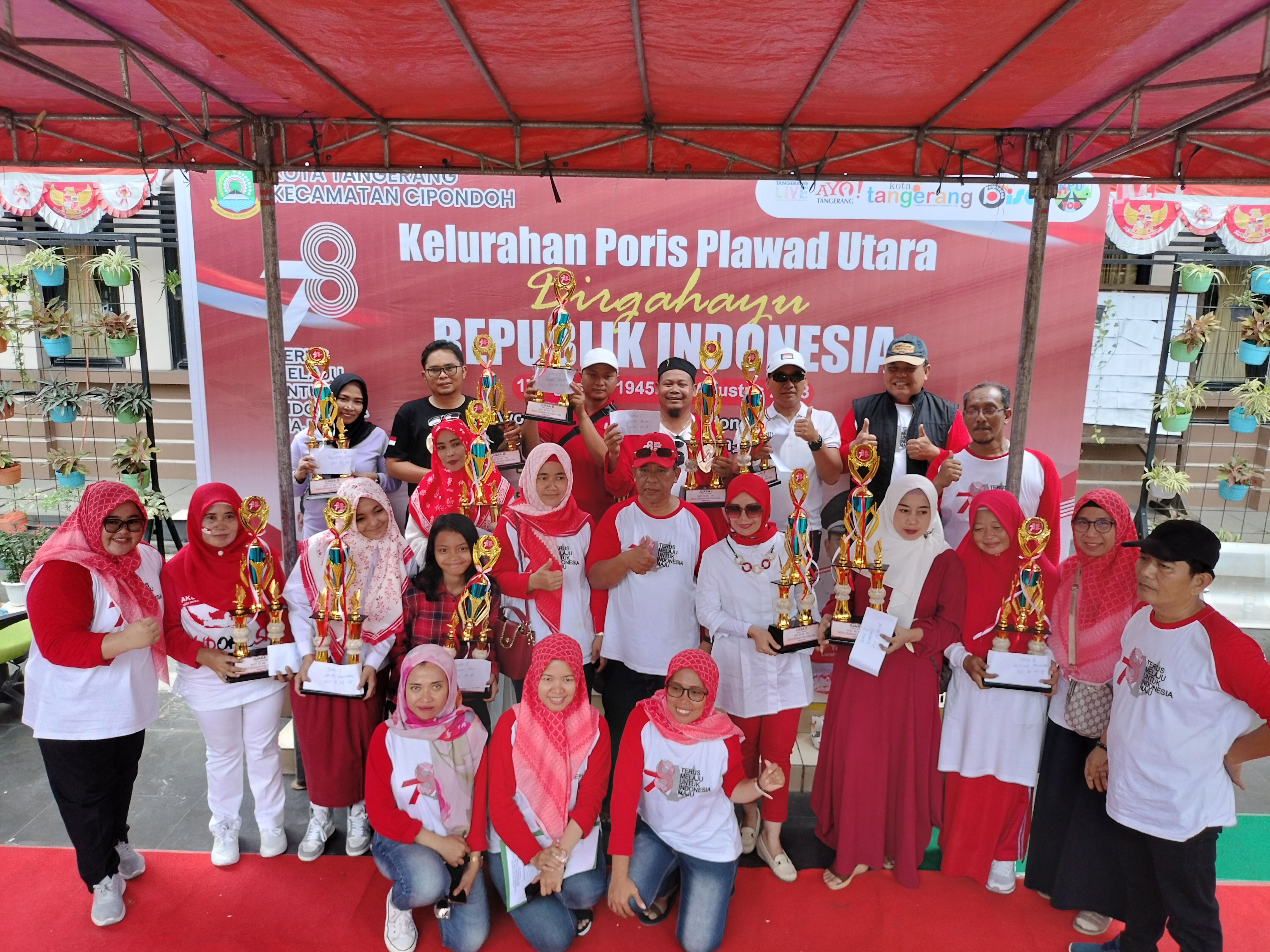 penyerahan hadiah Lomba Penuh Kegembiraan