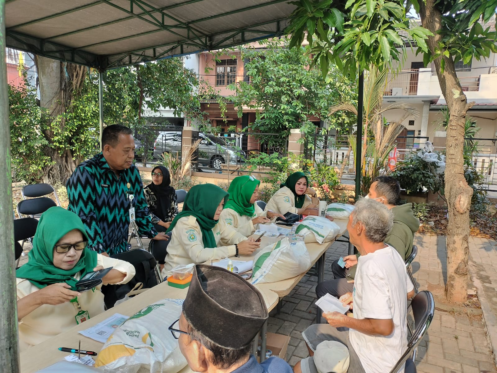 Pembagian Bantuan Sosial Beras dari BAPANAS di wilayah Kelurahan Poris Plawad Utara