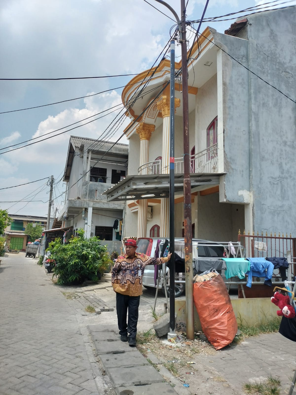 Lurah  monitoring Pasang Tiang Internet di wilayah RT.003 RW 010 Kelurahan Poris Plawad Utara 